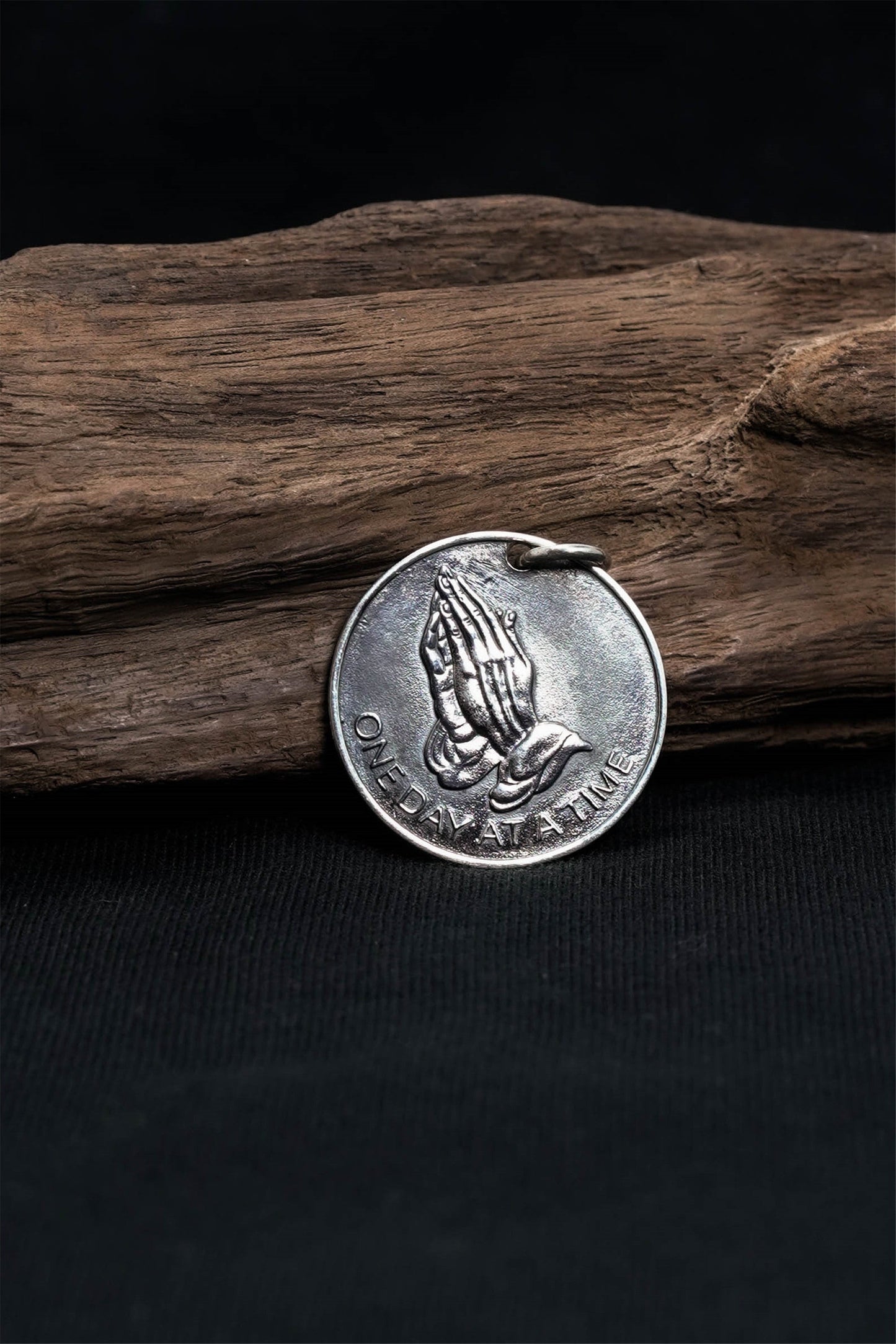 Retro 925 Sterling Silver Round Prayer Hand Pendant