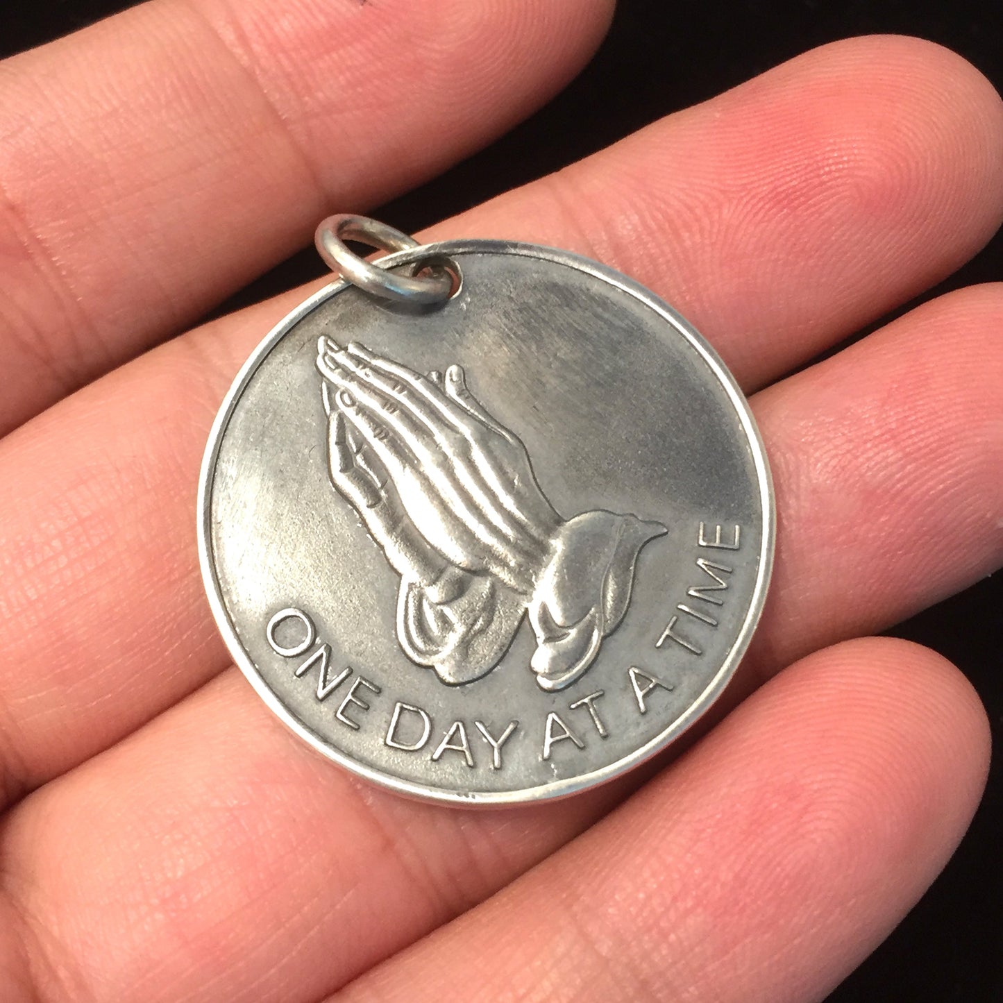 Retro 925 Sterling Silver Round Prayer Hand Pendant