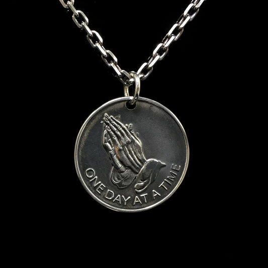 Retro 925 Sterling Silver Round Prayer Hand Pendant